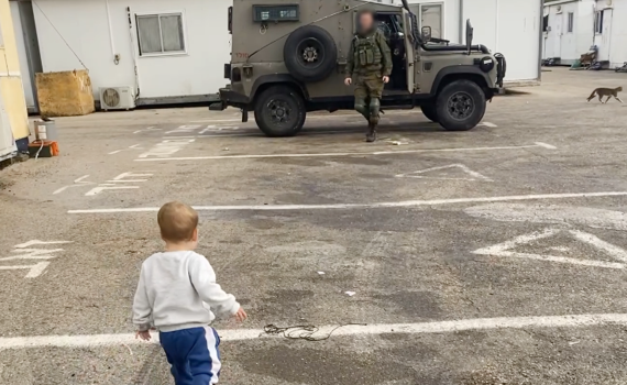 צפו: ילד פוגש את אבא אחרי שבועיים בבסיס, ואז זה קורה