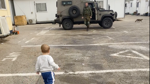 צפו: ילד פוגש את אבא אחרי שבועיים בבסיס, ואז זה קורה