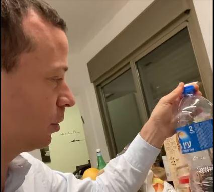 משעשע | עמית סגל מדגים: איך עובד הסכם עודפים? צפו