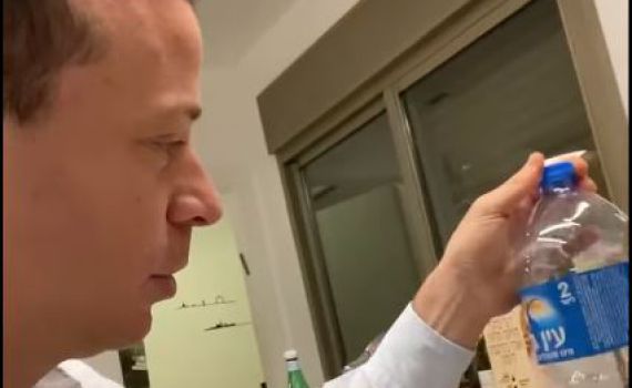 משעשע | עמית סגל מדגים: איך עובד הסכם עודפים? צפו