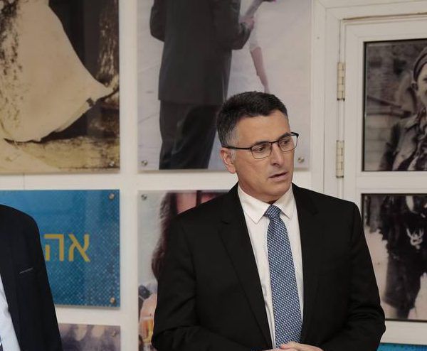 סער: "יש לנו מחויבות מוסרית לניצולי השואה"