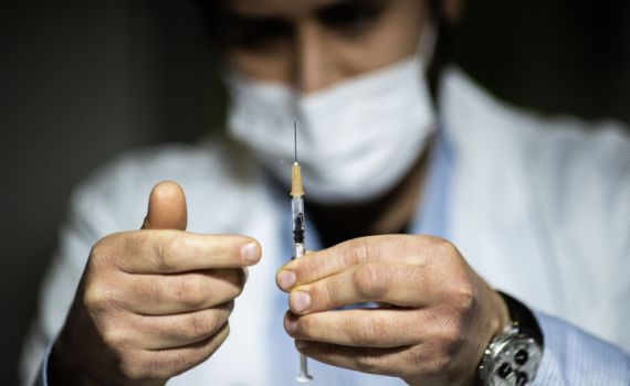 עיריית ירושלים תשנע ניצולי שואה למתחמי החיסונים