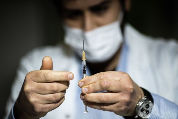 עיריית ירושלים תשנע ניצולי שואה למתחמי החיסונים