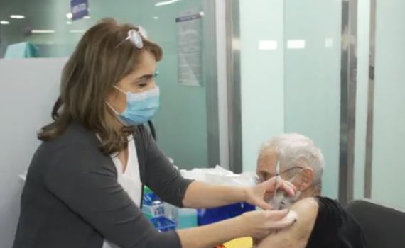 שפעת עם יחסי ציבור? יורם לס התחסן נגד קורונה. צפו