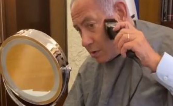 אמיתי או לא? צפו: נתניהו מסתפר לבד במשרדו