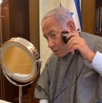 אמיתי או לא? צפו: נתניהו מסתפר לבד במשרדו