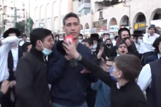 כתב חדשות 13 הותקף בשידור חי. צפו