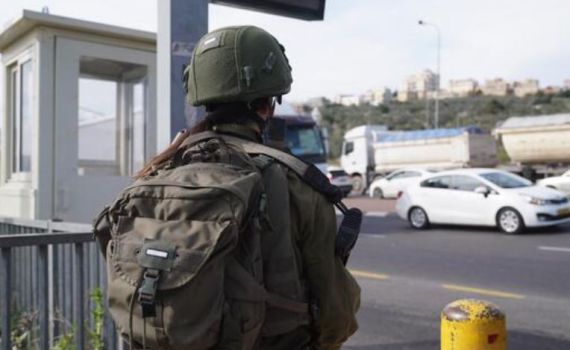 'הדפתי את המחבל עם הנשק; והמפקד ירה בו'.  צפו