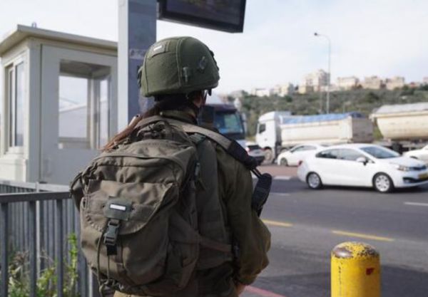 'הדפתי את המחבל עם הנשק; והמפקד ירה בו'.  צפו