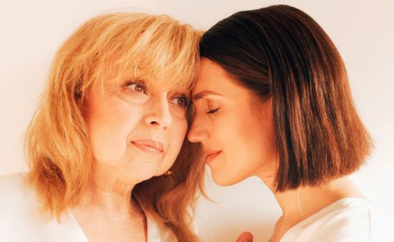 צפו: מארינה מקסימיליאן במחווה מרגשת לאמא שלה