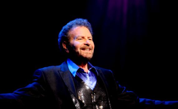 לזכר ניצול השואה: דודו פישר בסינגל חדש ומצמרר