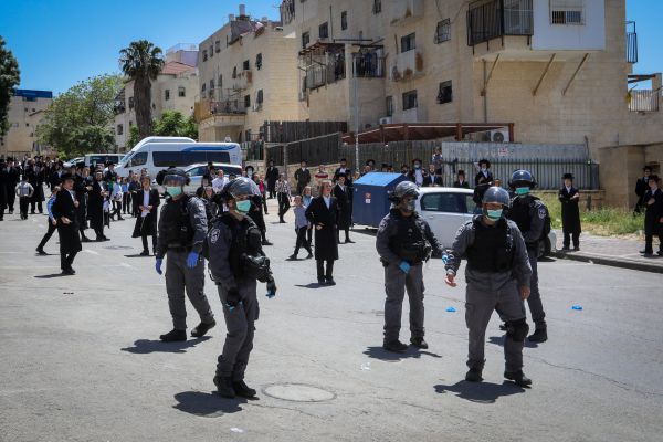 בית שמש: חרדים תקפו שוטר שנאלץ לירות באוויר