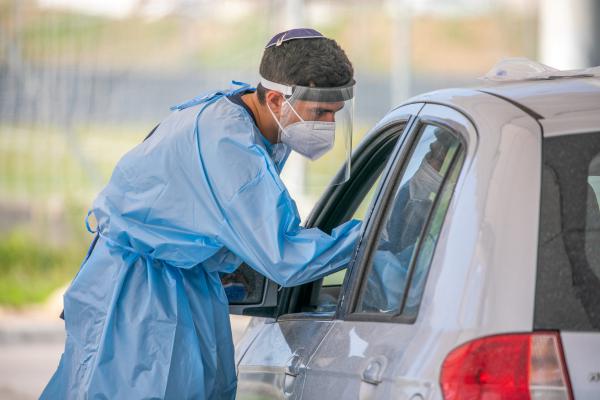 בצל בהלת אומיקרון: מקדם ההדבקה ממשיך לרדת