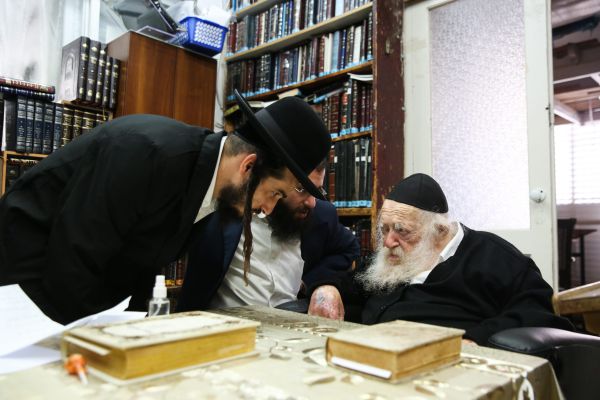 הרב קנייבסקי אישר לסגור את המוסדות "לכמה ימים"