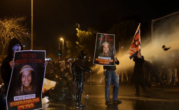 מעבר לחקר מות אהוביה, יש פה מחאה חשובה יותר