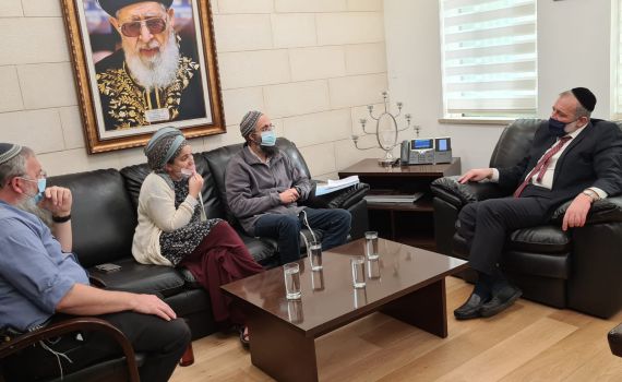 אריה דרעי נפגש עם הוריו של אהוביה סנדק ז"ל