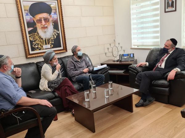 אריה דרעי נפגש עם הוריו של אהוביה סנדק ז"ל