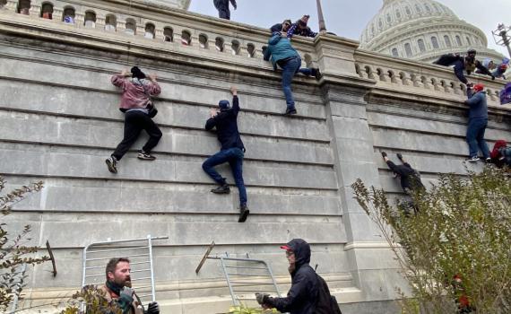 הקטסטרופה בארה"ב: 4 הרוגים; קריאות להדחת טראמפ