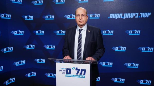 יעלון לנתניהו: "מראים לך את הדרך החוצה"