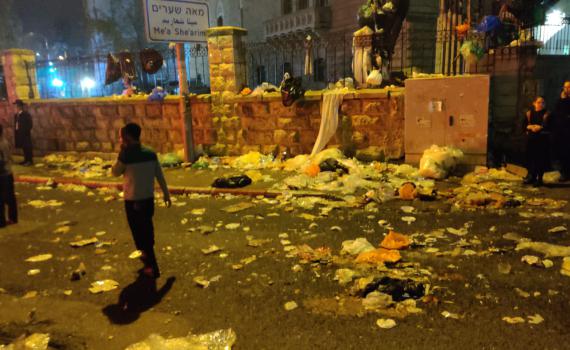 עשרות ילדים זורקים זבל סמוך למאה שערים | צפו: