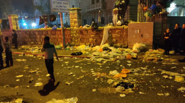 עשרות ילדים זורקים זבל סמוך למאה שערים | צפו: