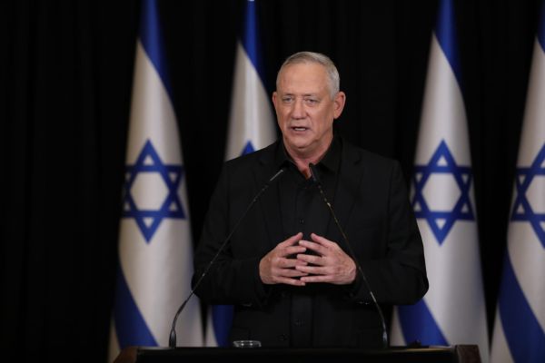 גנץ: "טעיתי כשלחצתי את ידו של נתניהו"