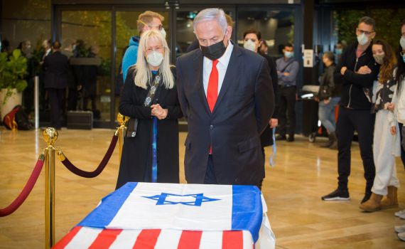 לקראת ההלוויה: ארונו של שלדון אדלסון הגיע לישראל