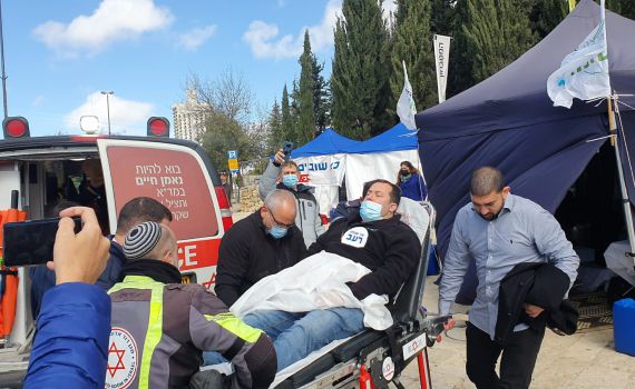 ראש מועצת שומרון התמוטט באוהל המחאה