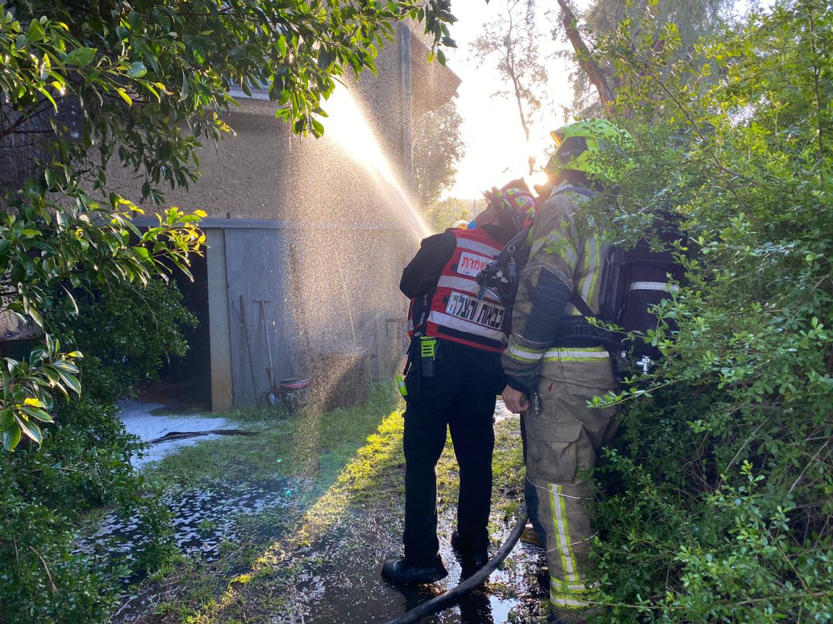 שריפה פרצה בבית בשרון, שני פצועים במקום