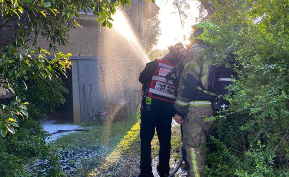 שריפה פרצה בבית בשרון, שני פצועים במקום