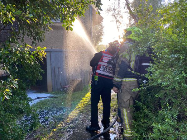 שריפה פרצה בבית בשרון, שני פצועים במקום