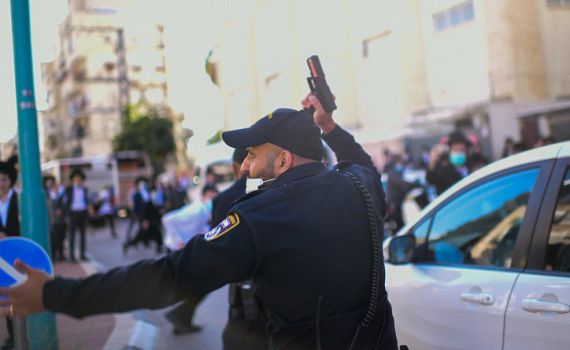 הפגנת החרדים בבני ברק: שוטר חש מאוים וירה באוויר
