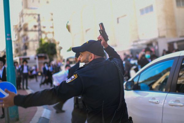 הפגנת החרדים בבני ברק: שוטר חש מאוים וירה באוויר