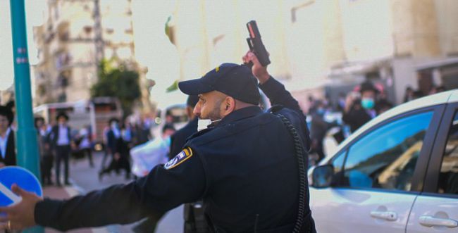 הפגנת החרדים בבני ברק: שוטר חש מאוים וירה באוויר