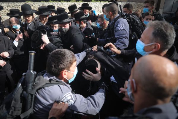 אסור שהמשטרה תהיה בת ערובה ותשרת עיתונאים