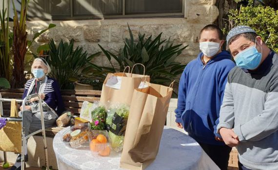 מרגש: בוגרי שלוה חלקו סלי ט"ו בשבט לקשישים צפו: