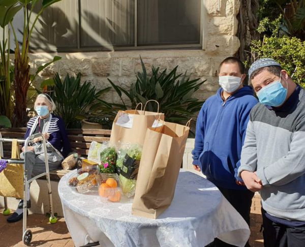 מרגש: בוגרי שלוה חלקו סלי ט"ו בשבט לקשישים צפו: