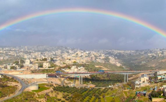 תמונת היום: קשת מרהיבה מעל הגשר במזרח ירושלים