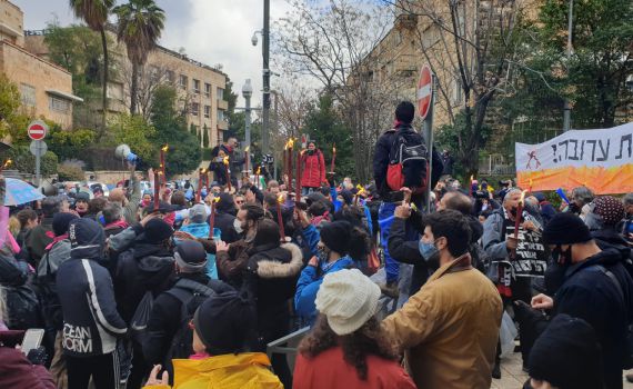 המחאה נגד רה"מ ממשיכה: "מתרפס בפני החרדים"