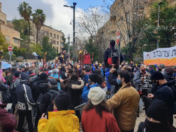 המחאה נגד רה"מ ממשיכה: "מתרפס בפני החרדים"
