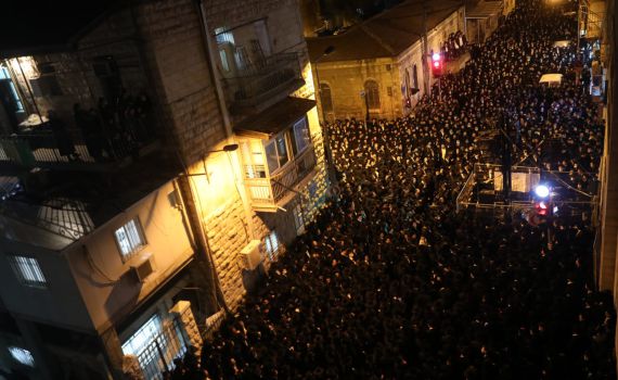 חרפה|שוב: אלפים בהלוויית ראש ישיבה שנפטר מקורונה