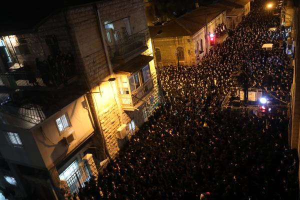 חרפה|שוב: אלפים בהלוויית ראש ישיבה שנפטר מקורונה