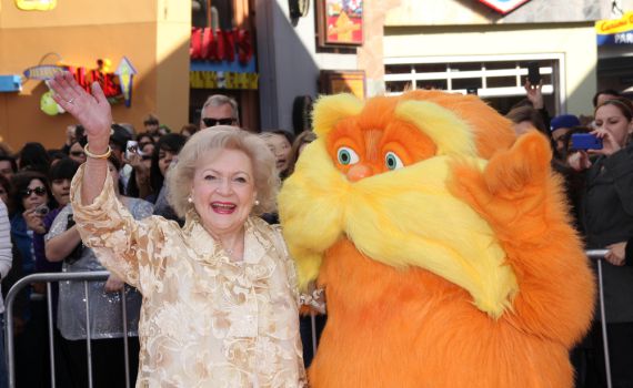 חיובית ולא לקורונה: השחקנית בטי וויט חוגגת 99