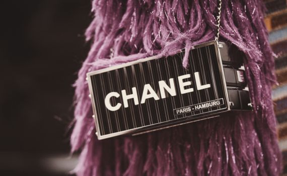 סערה בעולם האופנה: כמה באמת עולה לייצר פריטי יוקרה?