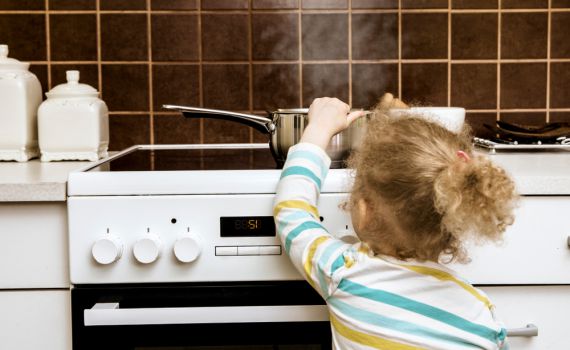 סגר שלישי בחורף? כך תגנו על הילדים מסכנת כוויות בבית