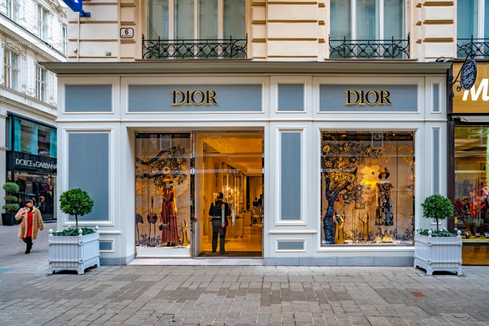 תצוגת הגברים של דיור מציגה את קייט מוס ובתה לילה גרייס