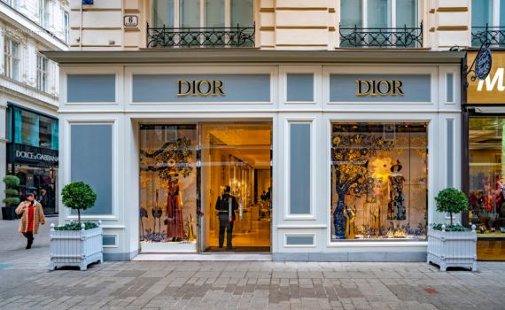 תצוגת הגברים של דיור מציגה את קייט מוס ובתה לילה גרייס