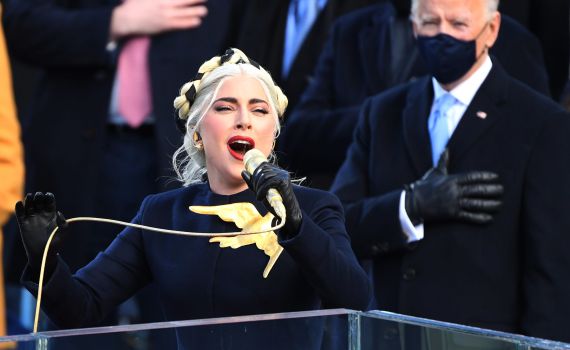 ליידי גאגא בהשבעת ביידן במראה צנוע ויוקרתי