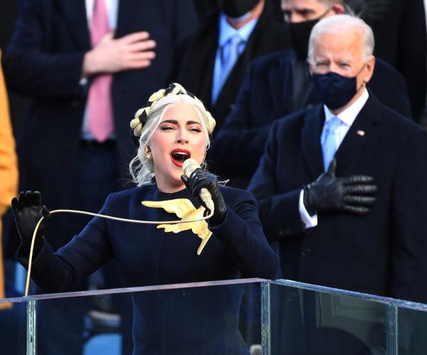 ליידי גאגא בהשבעת ביידן במראה צנוע ויוקרתי