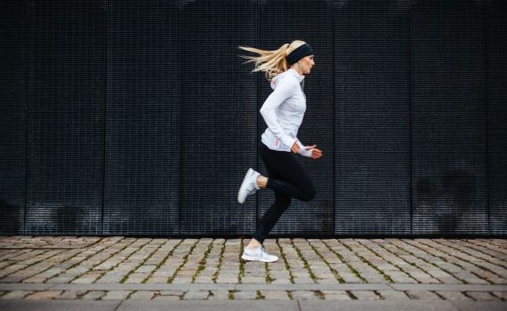 האישה המתעמלת, הלבשה אישית וטריומף שביניהם